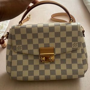 Excellent condition Louis Vuitton crositte . Crossbody
